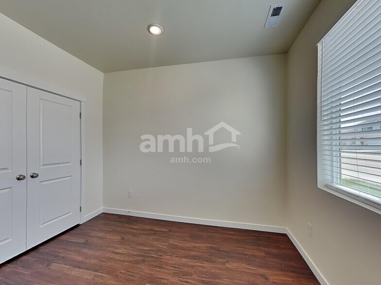 Building Photo - 9396 W Shumard St