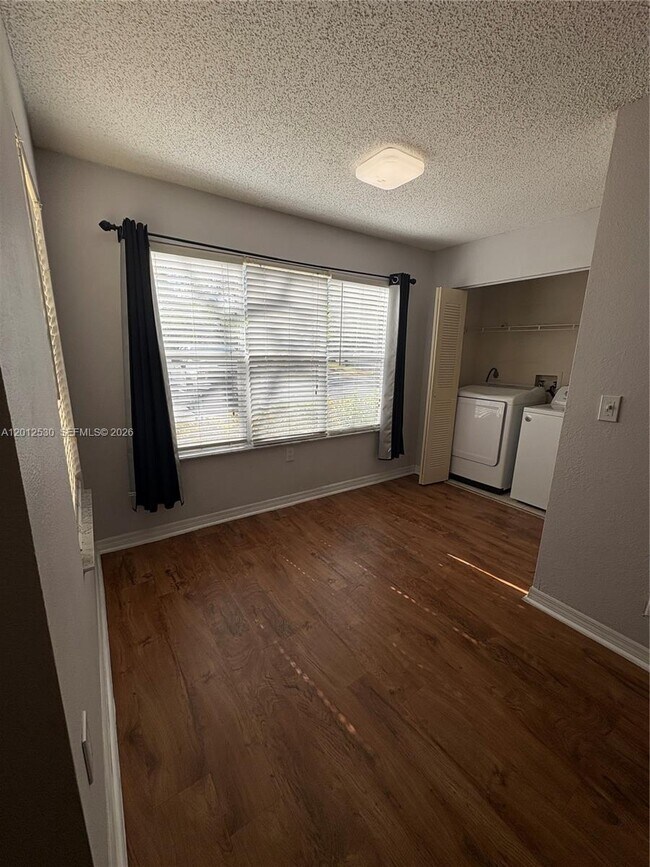 Building Photo - 701 Vista Isles Dr