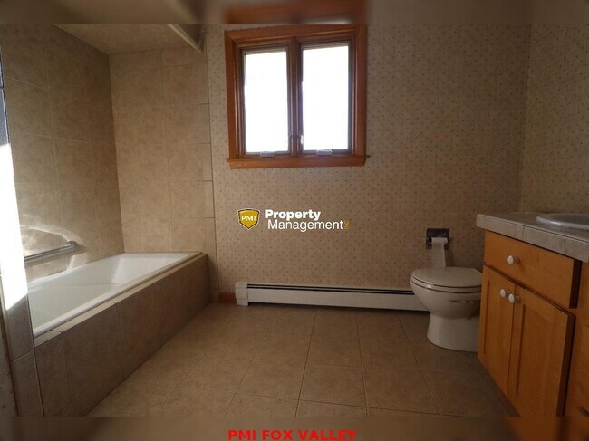 Building Photo - Beautiful Home Appleton