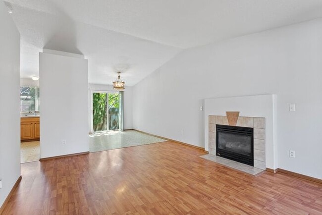 Building Photo - Secluded 3 bedroom 2 bath home close to Wo...