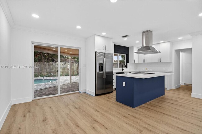 Building Photo - 6720 NW 6th Ct