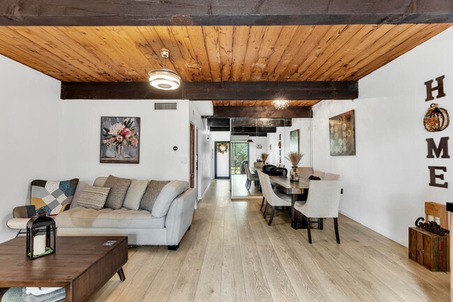 Building Photo - 720 E Coco Plum Cir