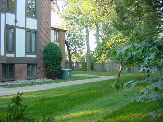 Building Photo - River's Landing