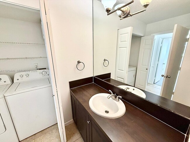 Building Photo - 1727 Village Blvd