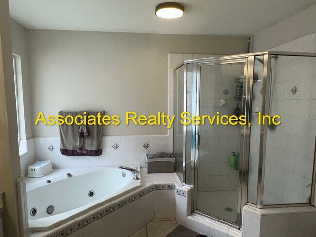 Building Photo - Beautiful 4 Bedroom/3 Bathroom in BROADMOOR!