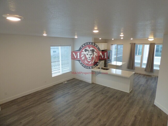 Building Photo - Great 3 Bd 2.5 Ba Townhome Rooftop Views