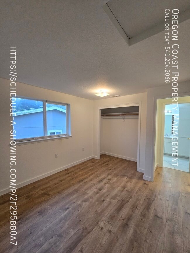 Building Photo - 1135 SE Oar Ave