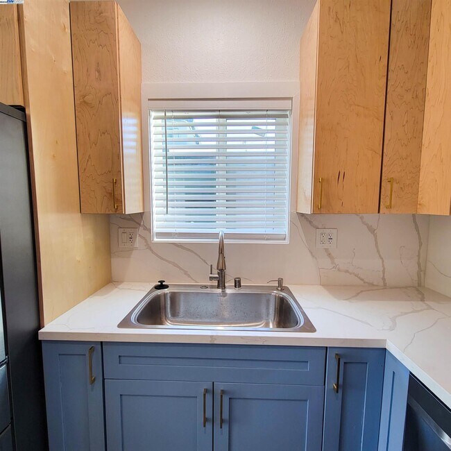 Building Photo - 110 S 37th St