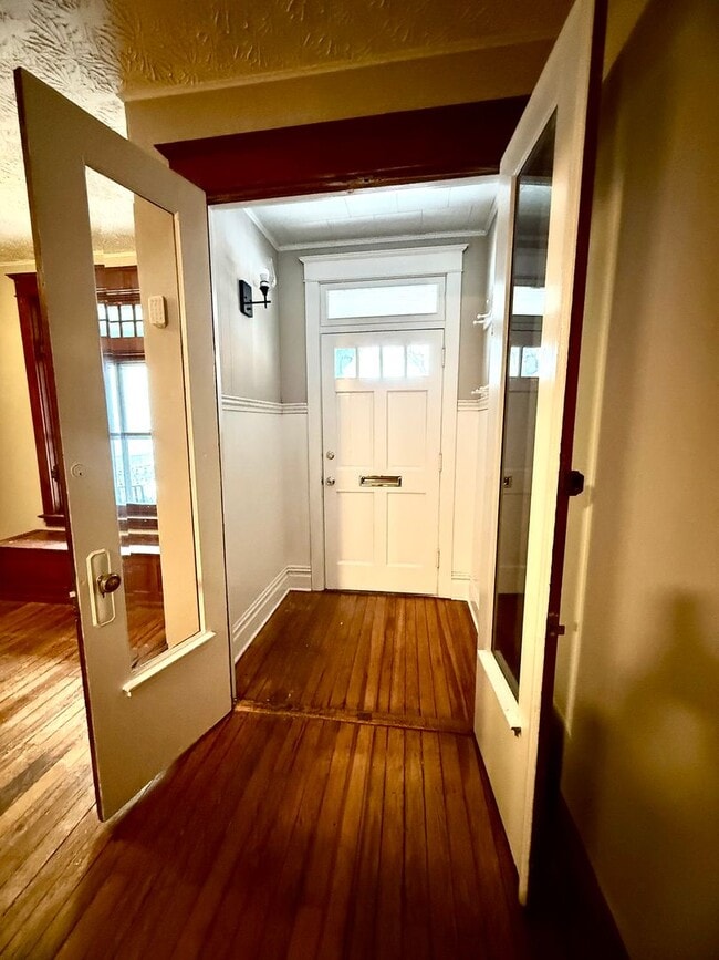 Building Photo - Charming & Spacious Historic 5-Bedroom Home for Rent in Carlisle, PA