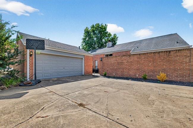 Building Photo - 6107 Howland Ct