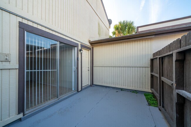 Building Photo - 7847 Green Lawn Dr