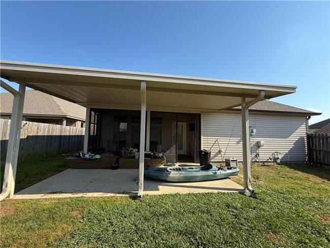 Building Photo - Welcome home to this **beautiful 4-bedroom, 2-bath rental