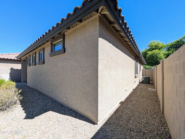 Building Photo - 2734 W Bowker St