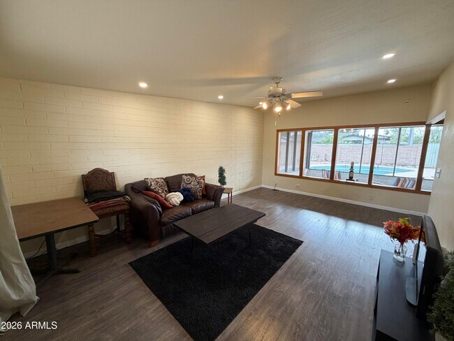 Building Photo - 717 E Granada Dr