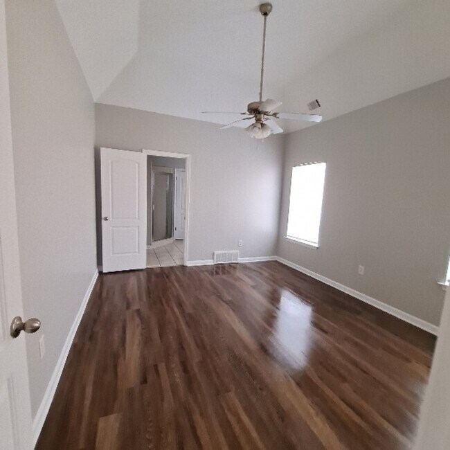 Building Photo - 6131 Woodstock View Dr