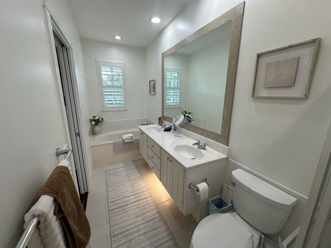 Building Photo - 3325 E Community Dr