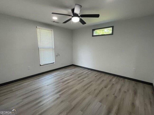 Building Photo - 185 Glenrose Cir SW