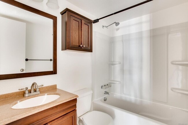 Building Photo - 3 Bedroom 1.5 Bathroom Townhome