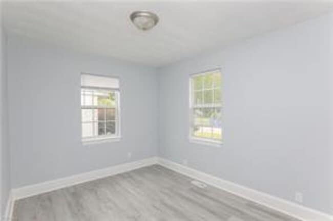 Building Photo - Renovated 3 bed, 1.5 bath Single-Family