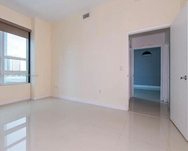 Building Photo - 950 Brickell Bay Dr