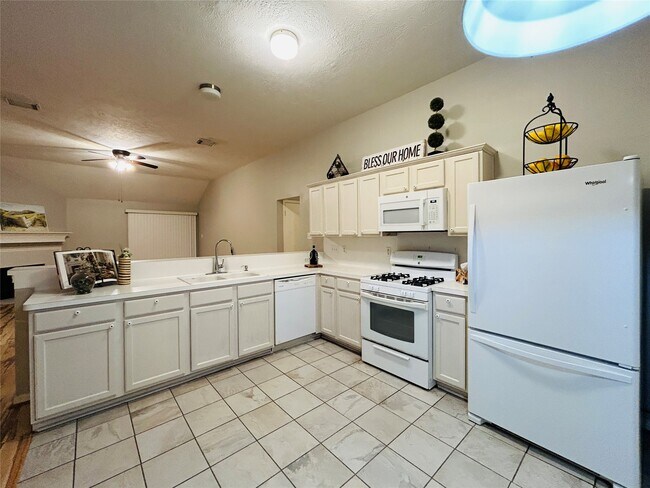 Building Photo - 1404 Helmsley Dr