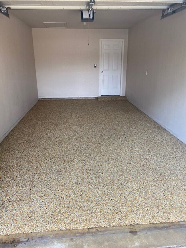 Building Photo - Cute 3 Bedroom Duplex Coming Available!