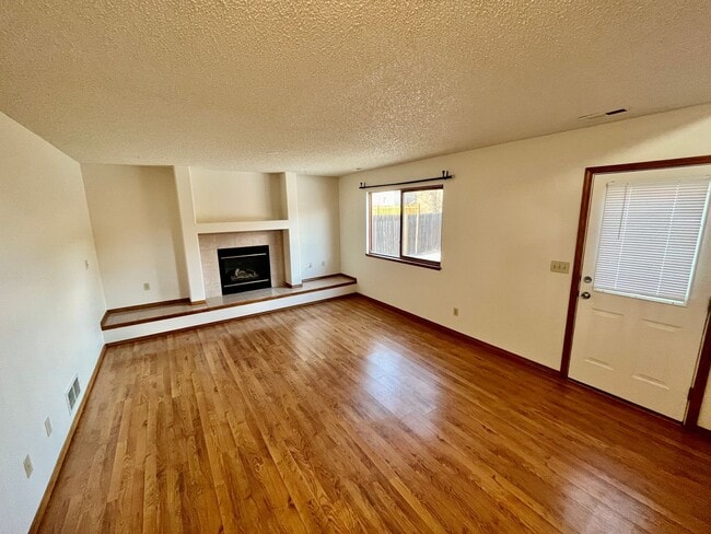 Building Photo - Beautiful 3 Bedroom Home in Sundown