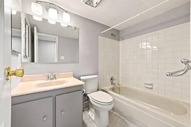 Building Photo - $1,540.95- 2 Bed, 2 Bath Updated Condo in Denver with In Unit Laundry and Community Amenities!