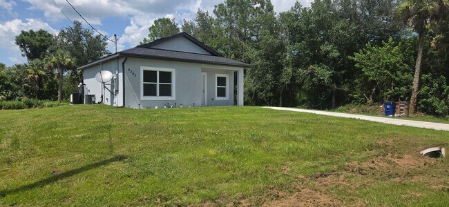 Building Photo - Cute Two Bedroom Cottage-MOVE IN READY