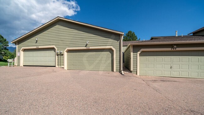 Building Photo - 2 Bedroom Rancher Townhome in Country Club...