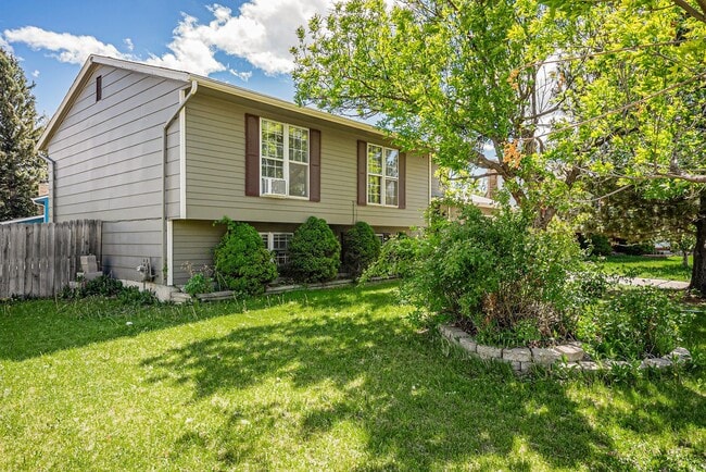 Building Photo - Spacious 3BD 2 Bath Home