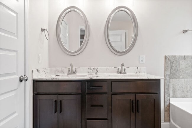 Building Photo - Pet Friendly Four Bedroom!