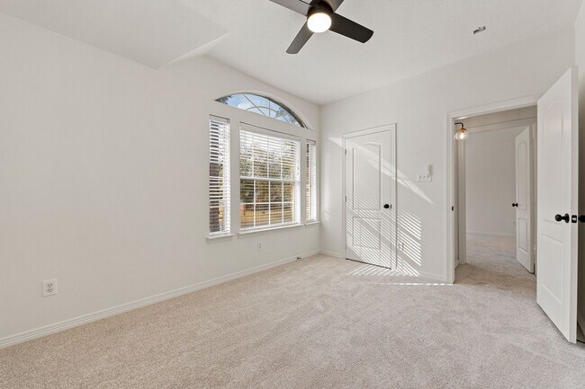 Building Photo - 910 Box Elder Dr