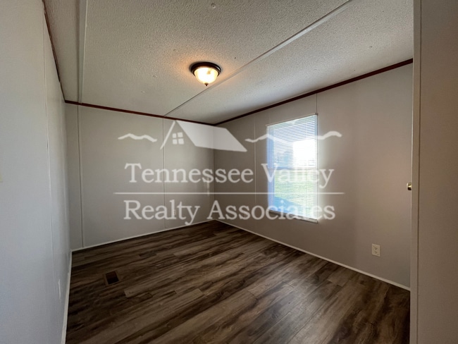 Building Photo - Well kept 3 bedroom/ 2 bathroom home just ...