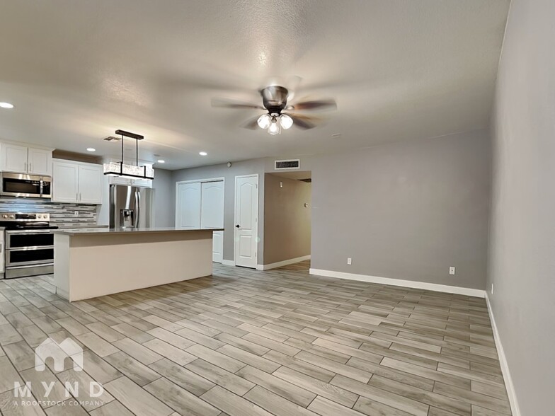 Building Photo - 548 E Royal Palms Dr