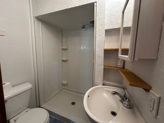Building Photo - 3 Bedroom 2 Bath Single Family house with ...