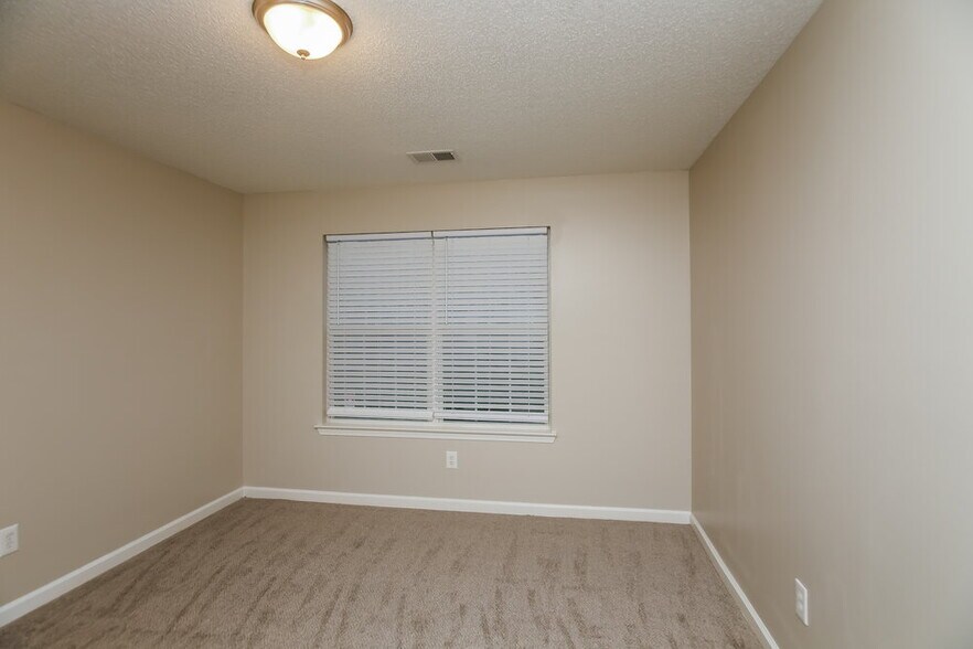 Building Photo - 3010 Brookfield Dr SW