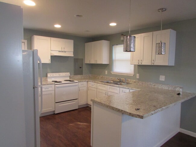 Building Photo - 2 Bed 1 Bath House