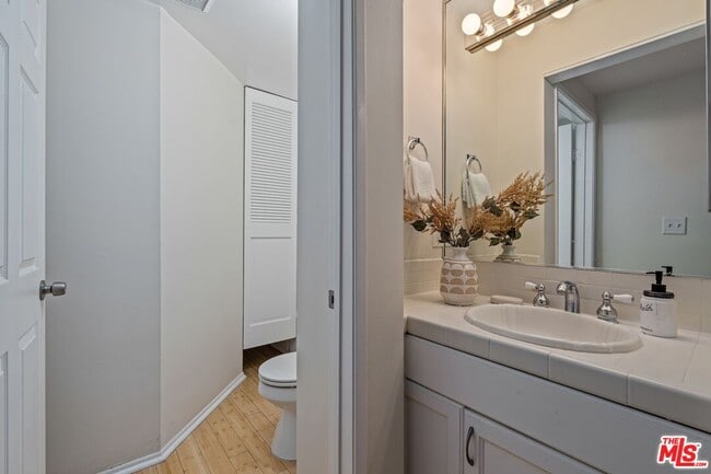 Building Photo - 102 N Sweetzer Ave