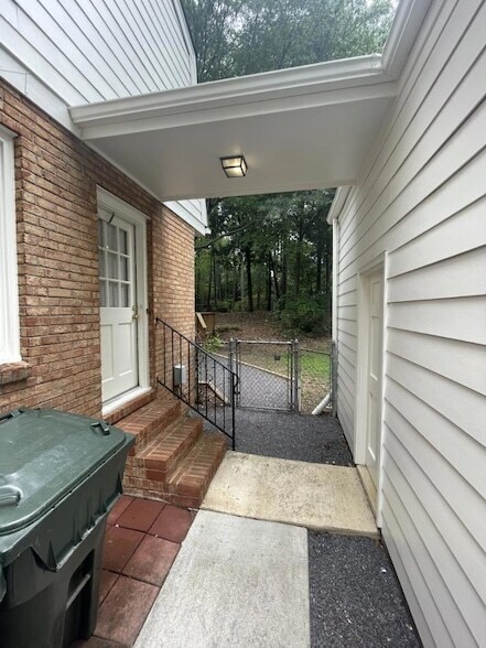 Building Photo - 812 Glen Eden Dr