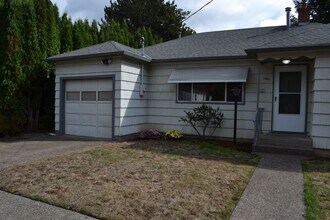 Building Photo - Quaint two-bedroom charmer in Northeast Salem