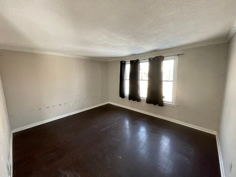 Living Room - 303 Benton St