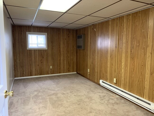 Building Photo - Charming single-family home just a short w...