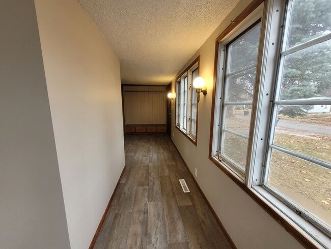 Building Photo - Don't miss this spacious kitchen!