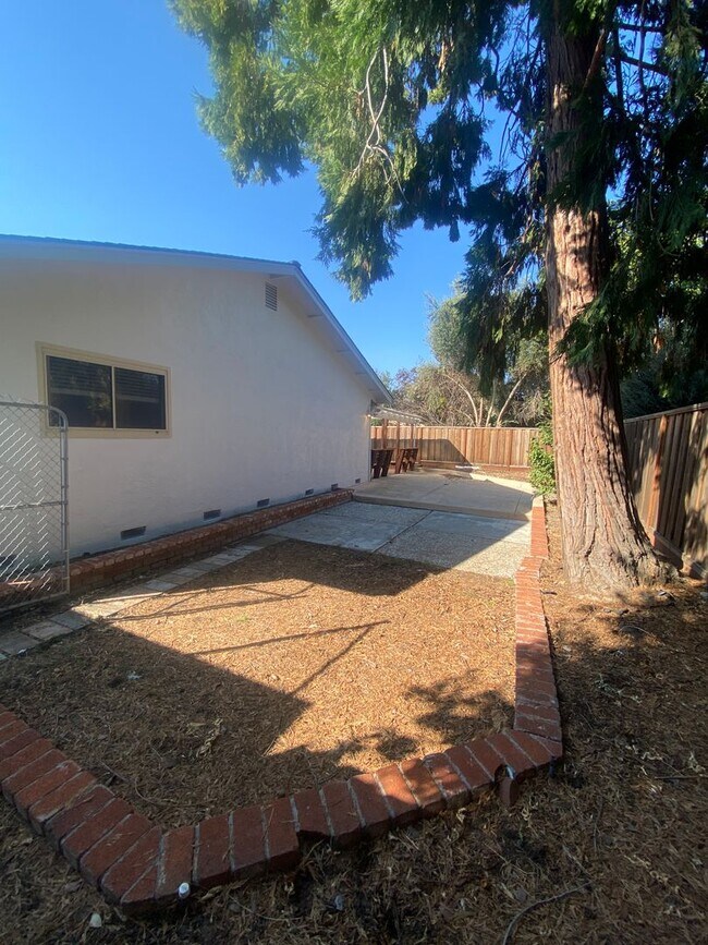 Building Photo - Dublin, Cedar Lane, 3BD/2BA, one-story in Echo Park