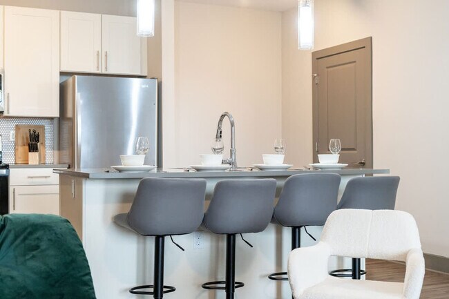 Building Photo - 9360 Vintage Hills Way