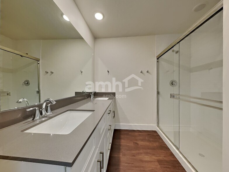 Building Photo - 967 N Nichole Ave