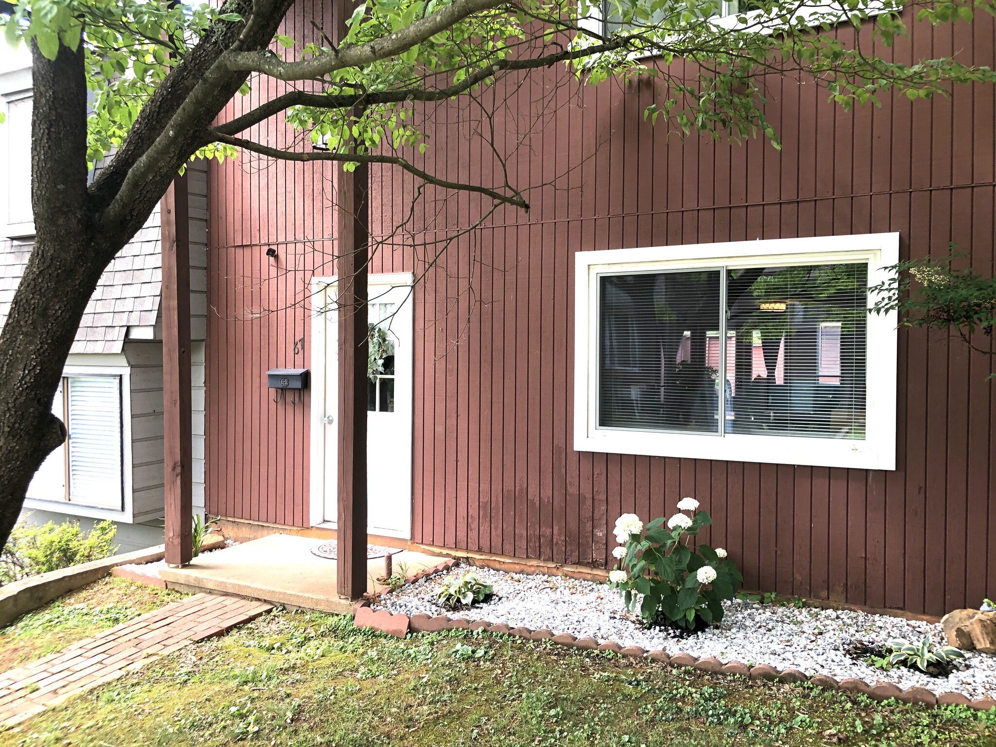 Building Photo - 67 Woodlake Dr
