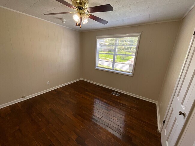 Building Photo - Adorable 3/1 in Marianna w/ Lawn Maintenance & Pest Control Included