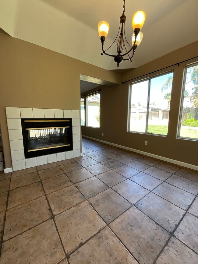 Building Photo - Spacious Four Bedroom Home in Figarden Loo...